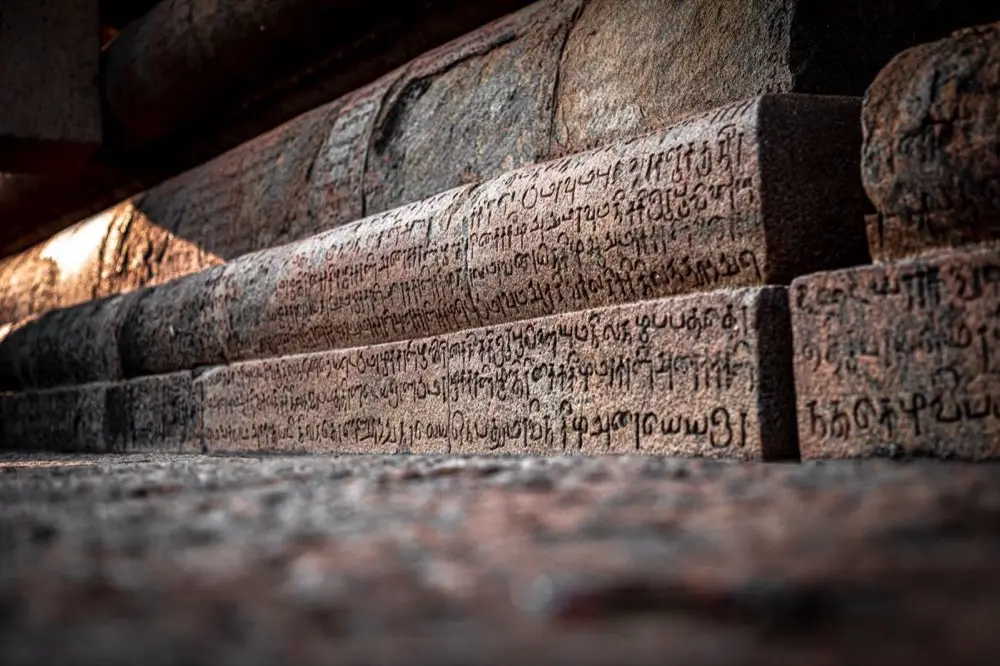 อักษรบาลีสันสกฤตจารึกอยู่บนแผ่นหินโบราณในวัด