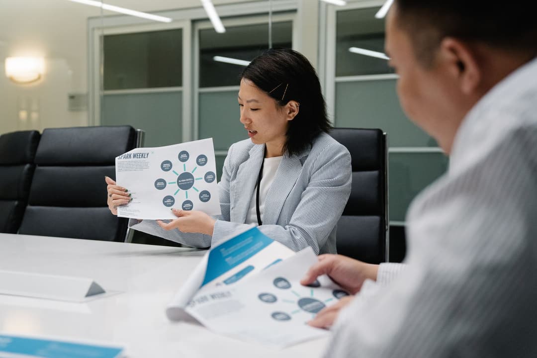 พนักงานออฟฟิศนั่งเตรียมเอกสารก่อนเข้าห้องประเมินผลงานประจำปี