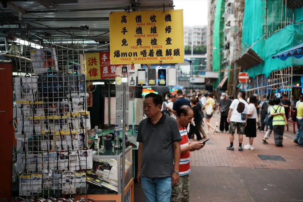 เคาน์เตอร์ร้านซ่อมมือถือพร้อมเครื่องมือช่างวางเรียงบนโต๊ะ