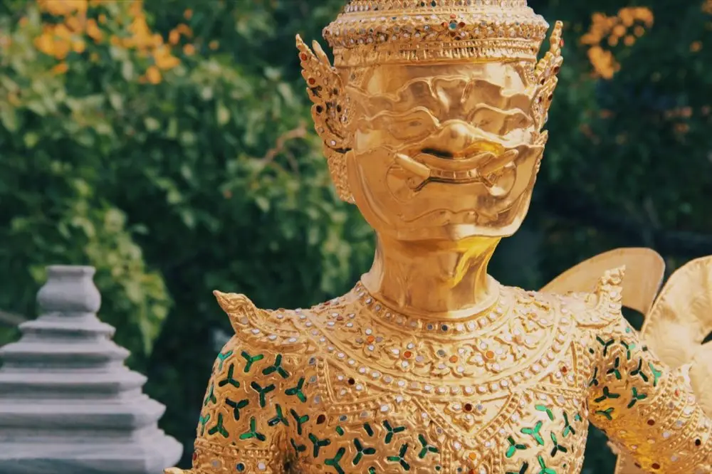 รูปปั้นเทพเจ้าสีทองประดิษฐานในศาลาวัดไทย