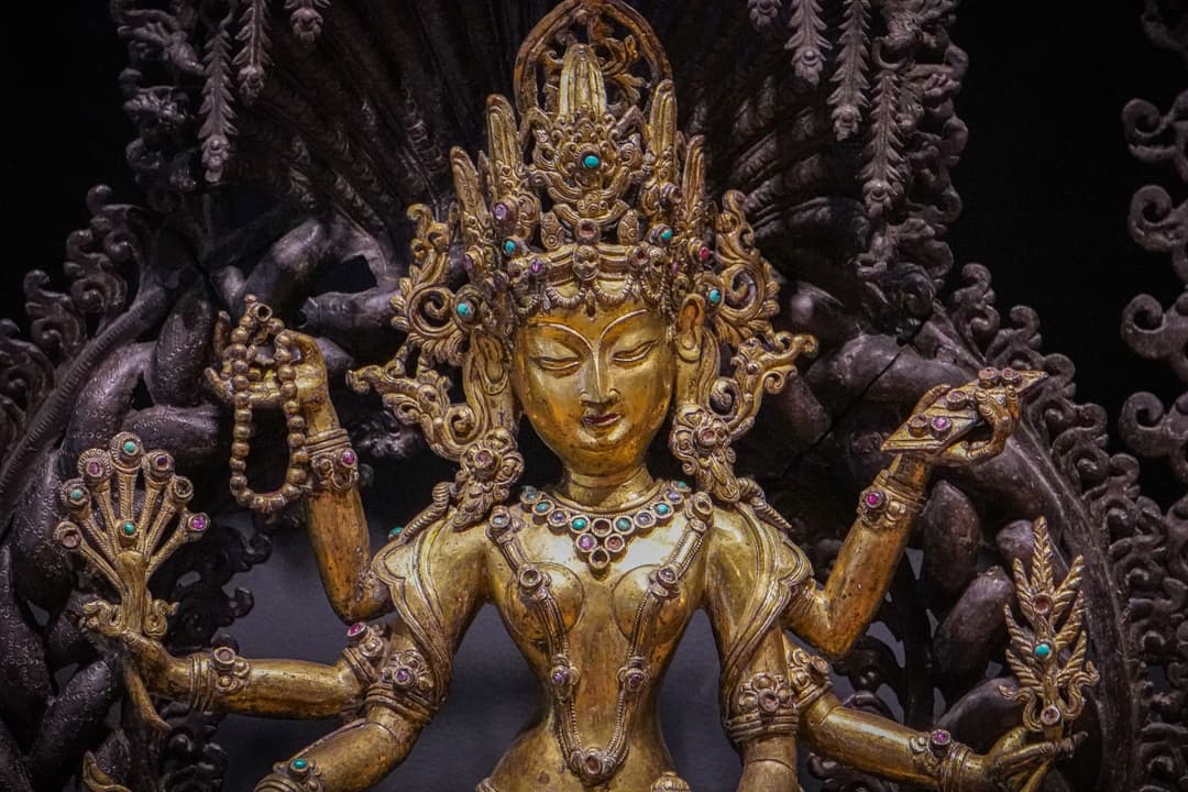 รูปสลักหินสีเข้มของเทวีฮินดูในซุ้มประตูวัด สื่อถึงภาพลักษณ์อันทรงพลังของพระแม่กาลี