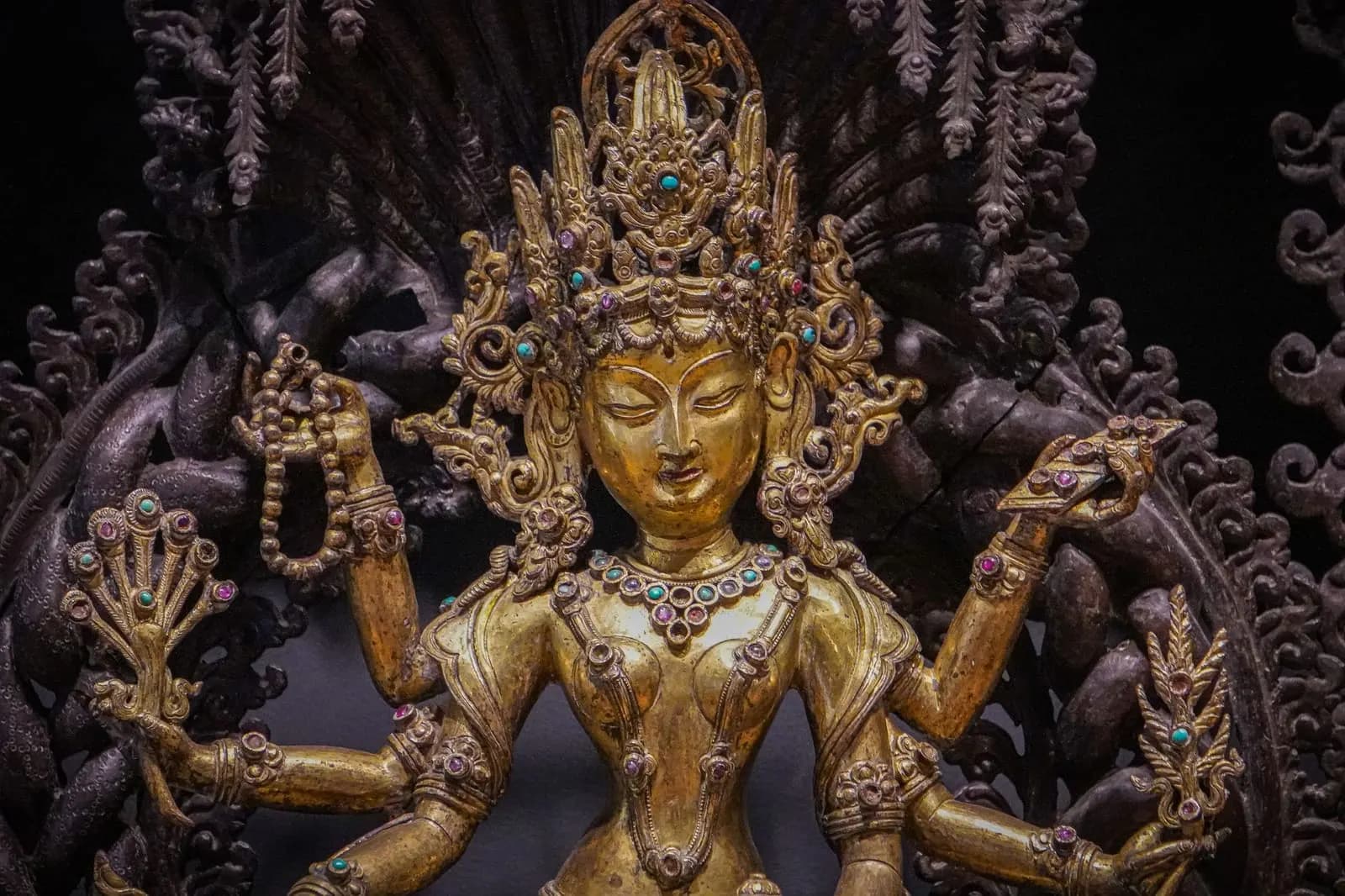 รูปสลักหินสีเข้มของเทวีฮินดูในซุ้มประตูวัด สื่อถึงภาพลักษณ์อันทรงพลังของพระแม่กาลี