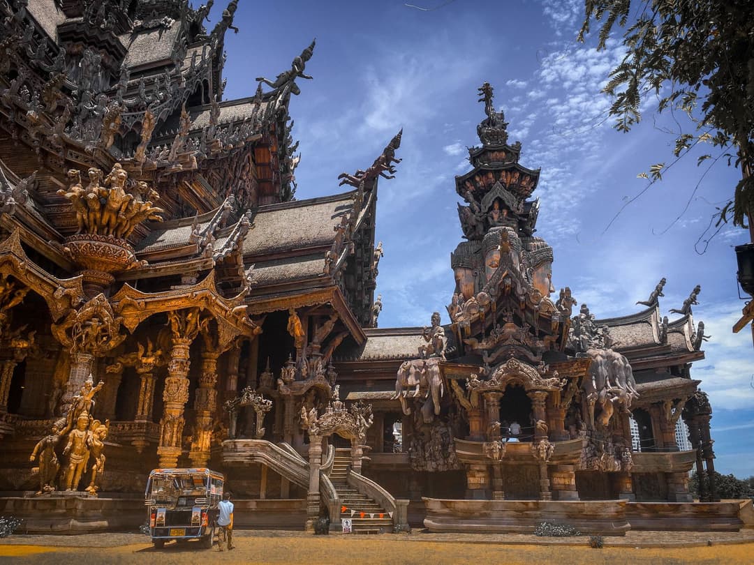 นักท่องเที่ยวเดินเยี่ยมชมสถาปัตยกรรมวัดฮินดูในประเทศไทย สื่อถึงการเริ่มต้นศึกษาความเชื่อฮินดู