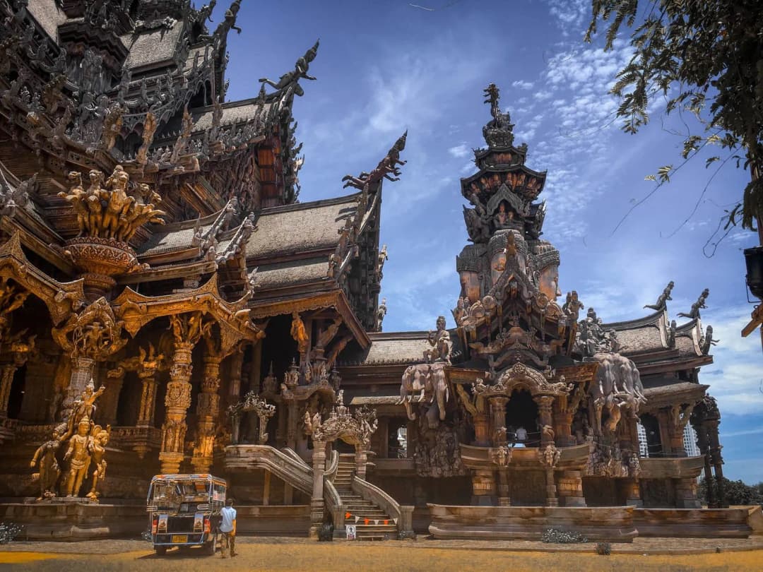 นักท่องเที่ยวเดินเยี่ยมชมสถาปัตยกรรมวัดฮินดูในประเทศไทย สื่อถึงการเริ่มต้นศึกษาความเชื่อฮินดู