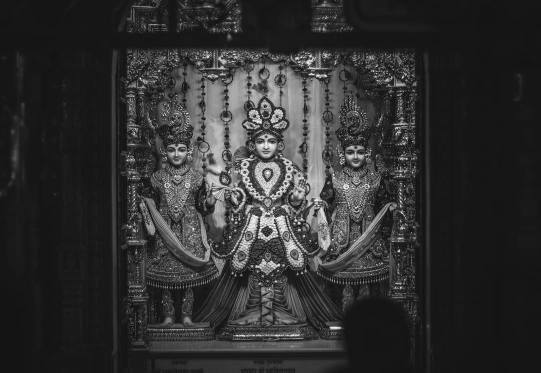 เทวรูปฮินดูในแสงไฟดราม่าภายในวัด สื่อถึงภาพลักษณ์ที่มักถูกตีความผิดของพระแม่กาลี