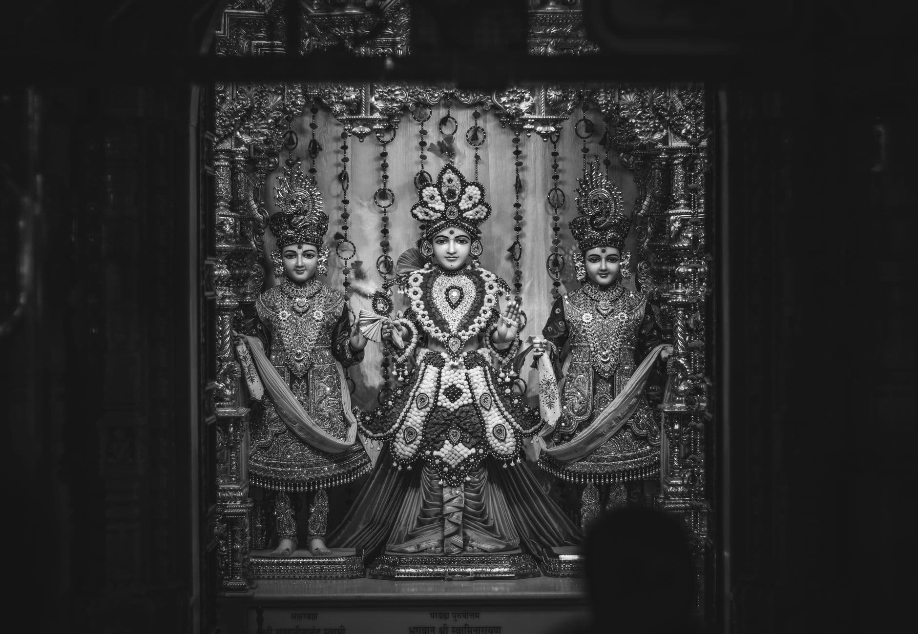 เทวรูปฮินดูในแสงไฟดราม่าภายในวัด สื่อถึงภาพลักษณ์ที่มักถูกตีความผิดของพระแม่กาลี