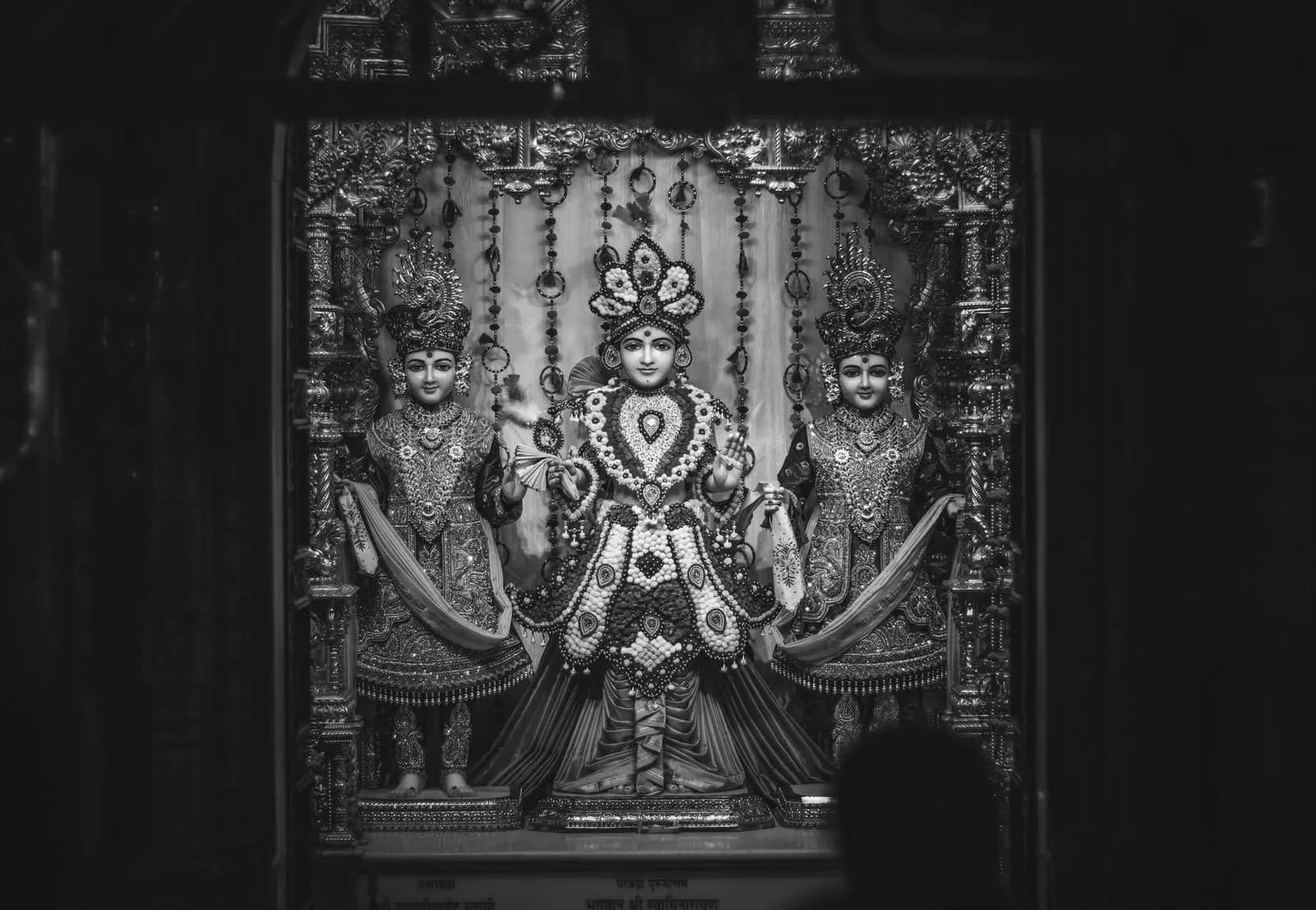เทวรูปฮินดูในแสงไฟดราม่าภายในวัด สื่อถึงภาพลักษณ์ที่มักถูกตีความผิดของพระแม่กาลี