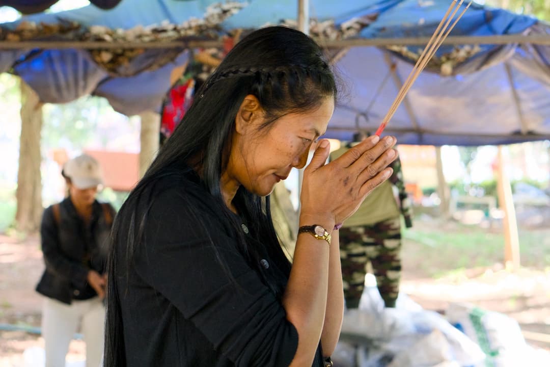 มือกำลังพนมไหว้ท่ามกลางควันธูปในเทวสถานฮินดู สื่อถึงบรรยากาศการขอพร