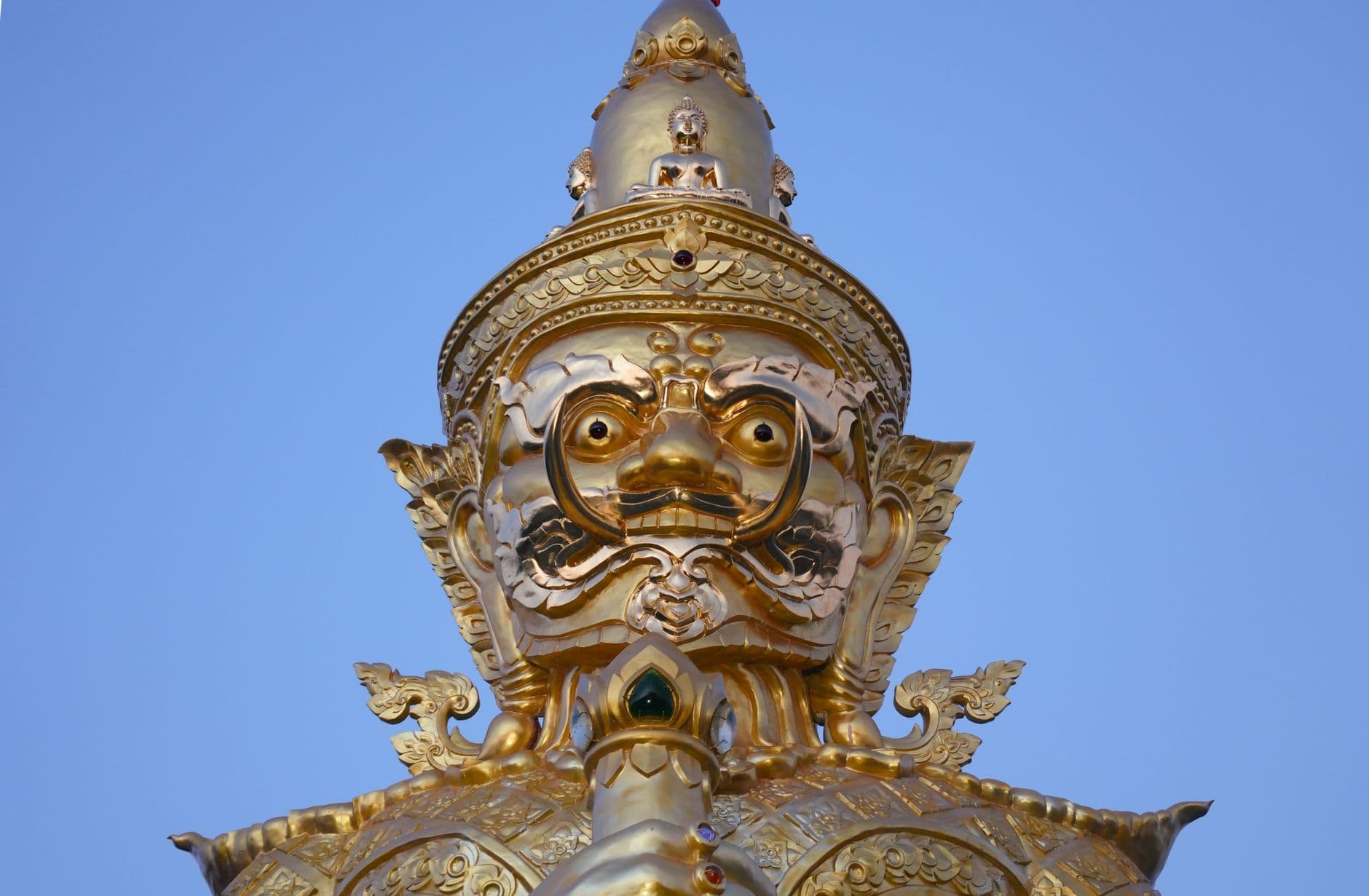 รูปปั้นพระนารายณ์สี่กรทรงถือจักรและสังข์ในเทวสถานไทย