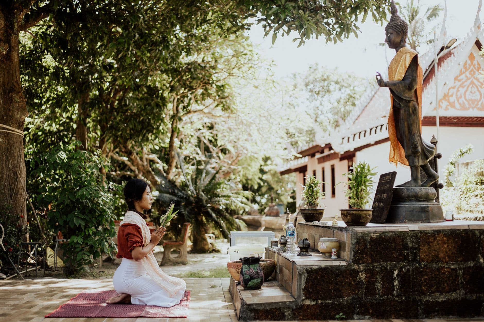 คนพนมมือไหว้ขอพรหน้ารูปเคารพพระนารายณ์ที่ศาลเทพฮินดู