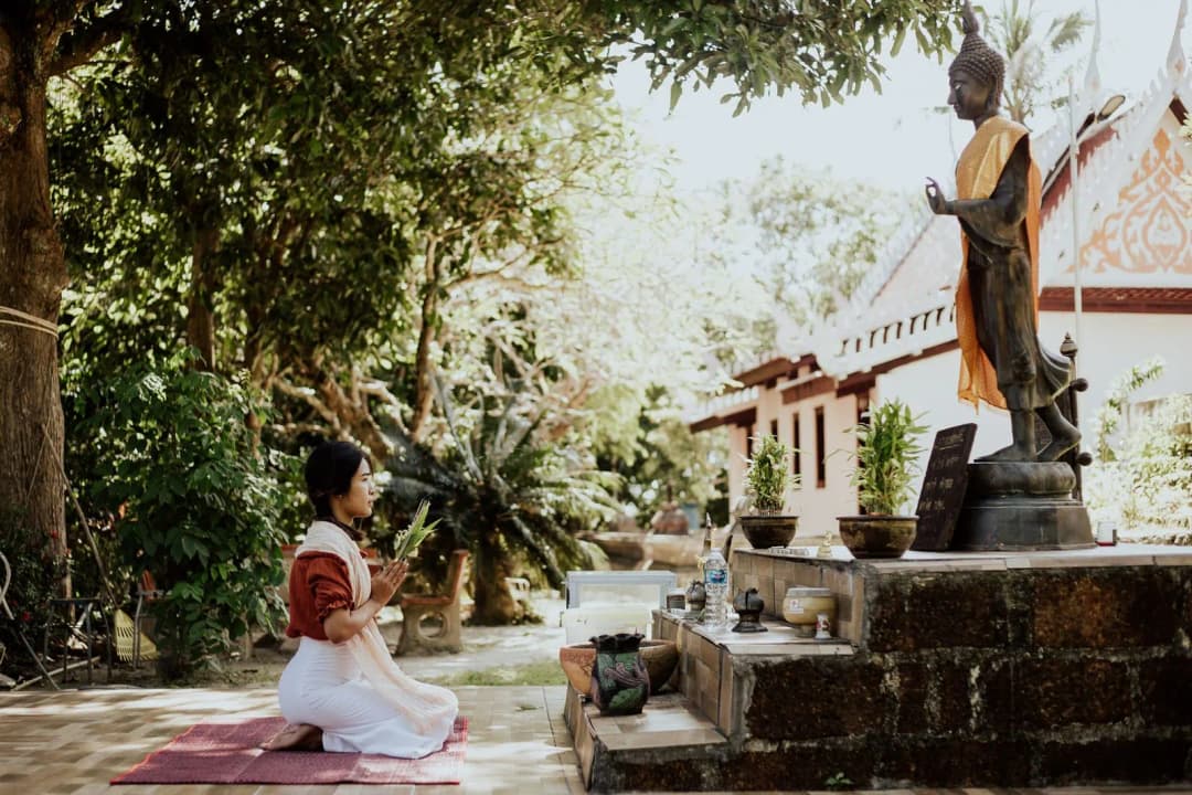 คนพนมมือไหว้ขอพรหน้ารูปเคารพพระนารายณ์ที่ศาลเทพฮินดู