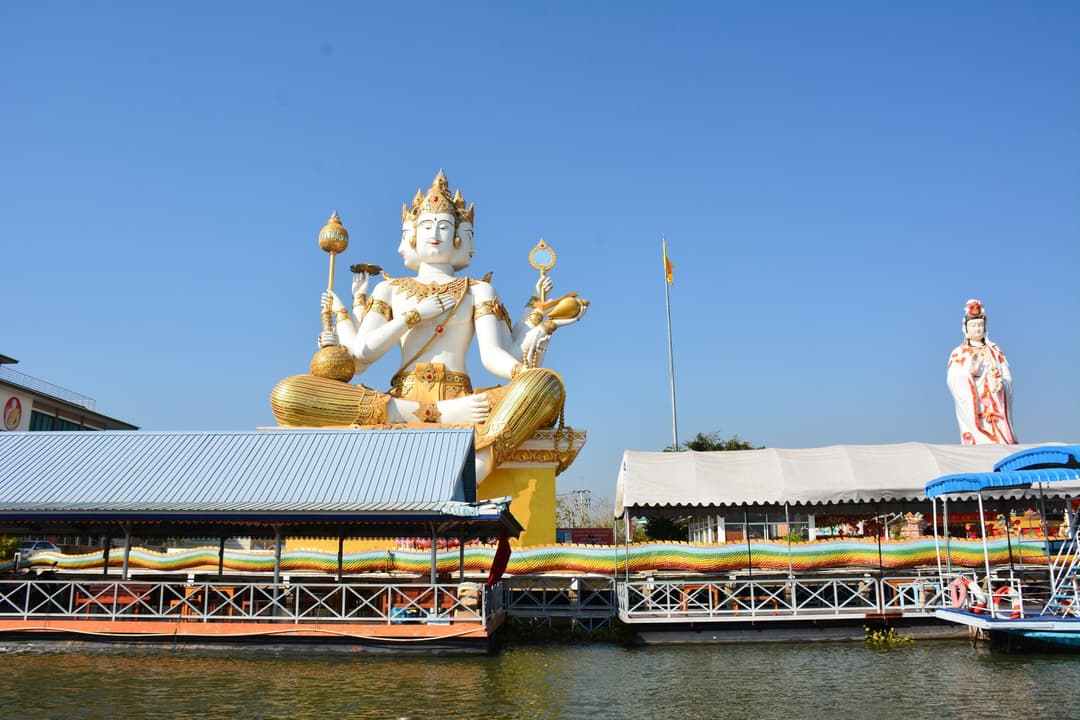 รูปปั้นพระพรหมในวัดพร้อมตารางเปรียบเทียบข้อมูล