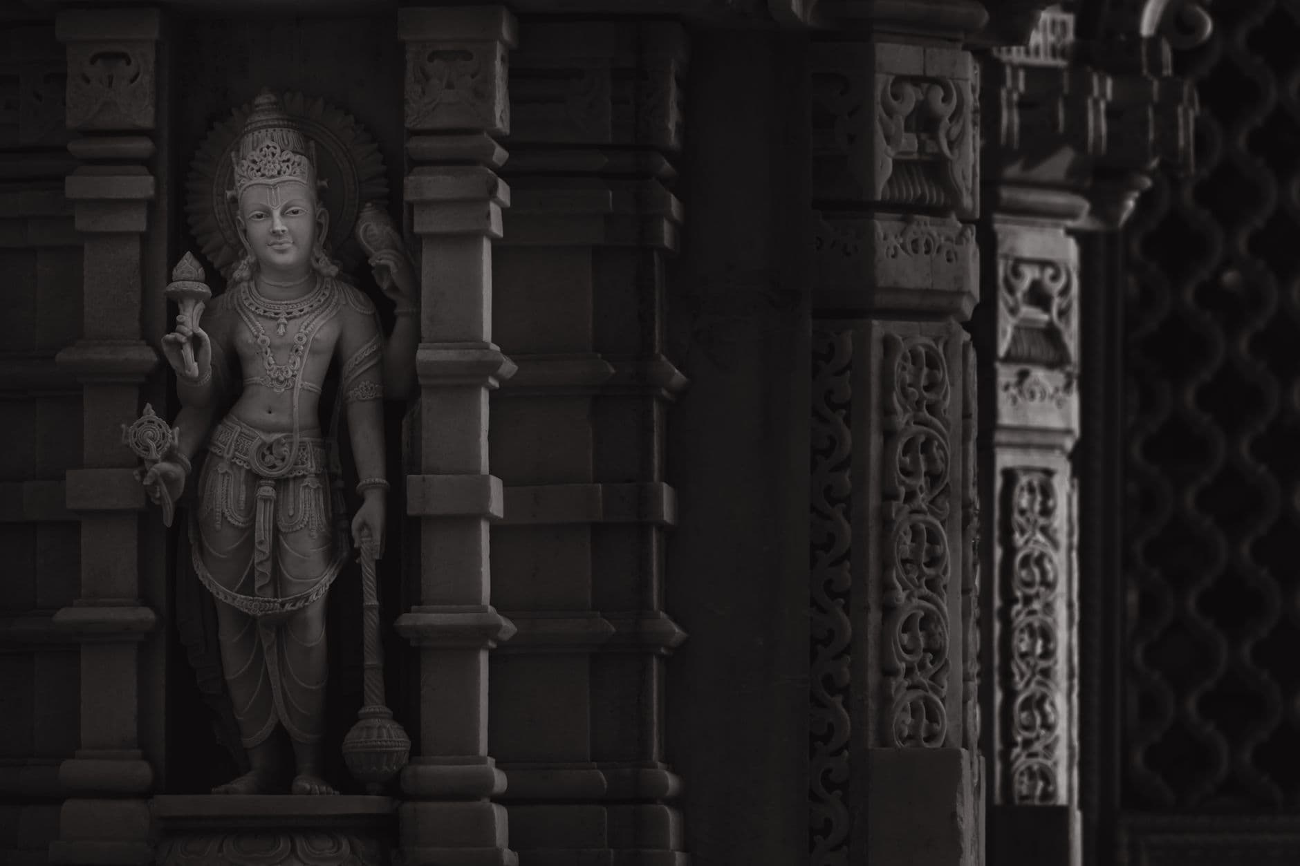 รูปปั้นพระพรหมสี่หน้าในศาลเทวสถานพร้อมป้ายเครื่องหมายคำถาม