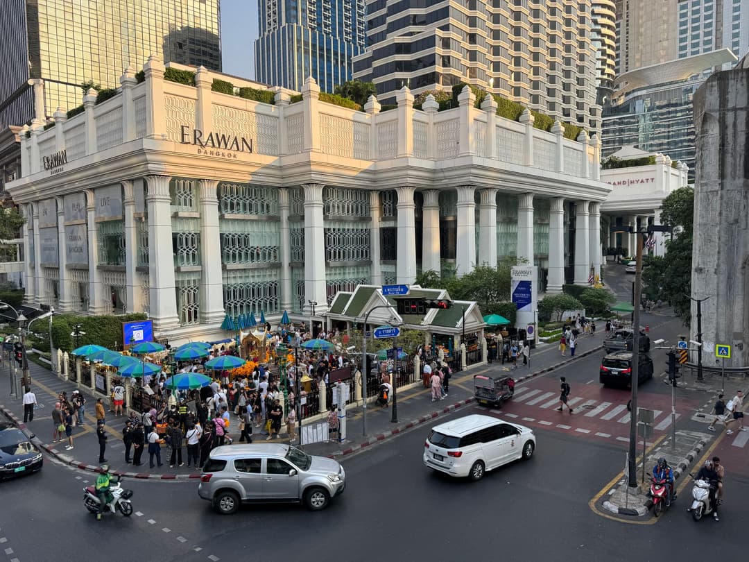 คนกำลังศึกษาข้อมูลเกี่ยวกับศาลพระพรหมที่ศาลเจ้าแห่งหนึ่ง