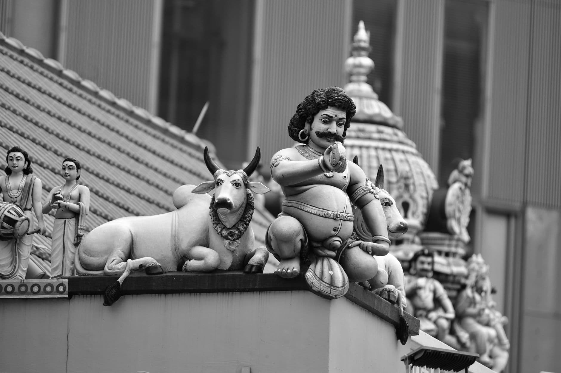 คนกำลังเปรียบเทียบข้อมูลสองแหล่งเกี่ยวกับพระพรหมด้วยสีหน้าครุ่นคิด