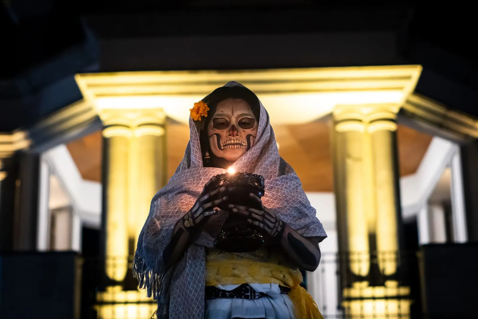 รูปเคารพพระราหูสีดำพร้อมเครื่องบูชาสีดำจัดวางบนแท่นบูชายามค่ำคืน