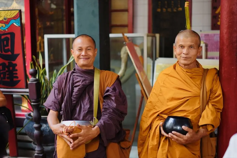 รูปเคารพพระสงฆ์ถือบาตรและไม้เท้าแบบพระธุดงค์ในวัดไทย