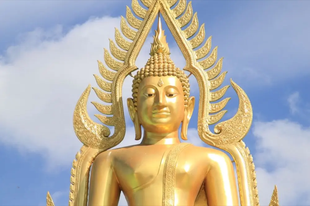รูปเคารพพระสงฆ์ถือไม้เท้าที่มีเครื่องหมายคำถามเชิงสัญลักษณ์แทนข้อควรระวัง