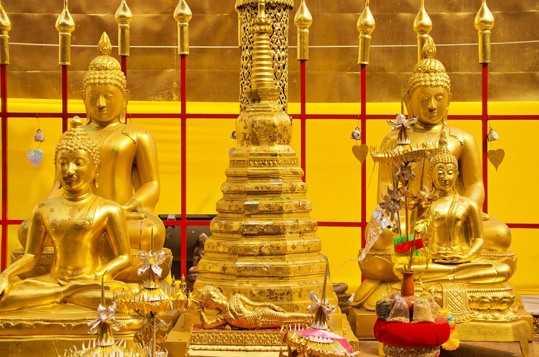 รูปเคารพพระสีวลีปางอุ้มบาตรตั้งอยู่บนโต๊ะหมู่บูชา