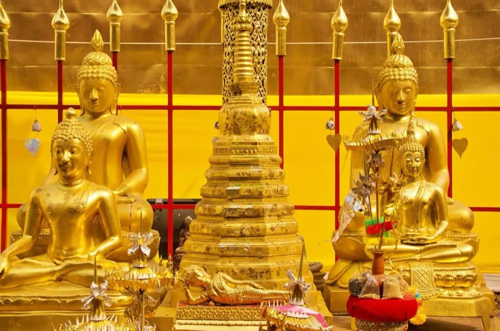 รูปเคารพพระสีวลีปางอุ้มบาตรตั้งอยู่บนโต๊ะหมู่บูชา