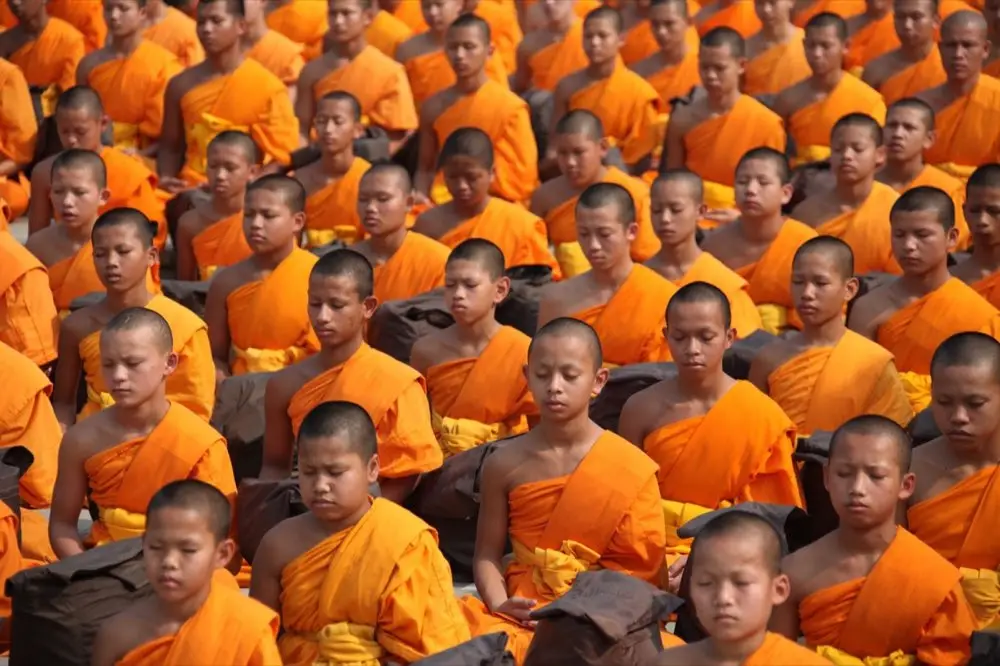 รูปปั้นพระสีวลีวางปะปนกับสิ่งของทั่วไปบนชั้นวางของ แสดงถึงการดูแลที่ไม่เหมาะสม