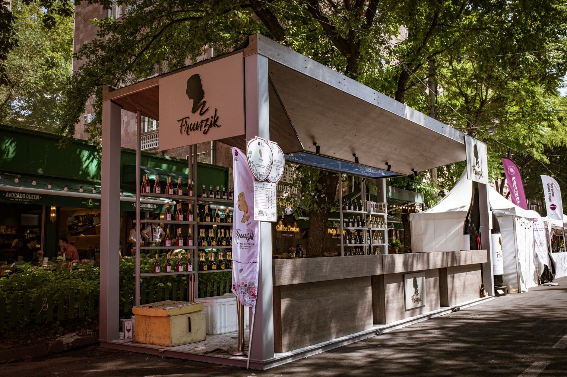 แผงร้านค้า pop-up ชั่วคราวในตลาดนัดกำลังจัดของก่อนเปิดขาย