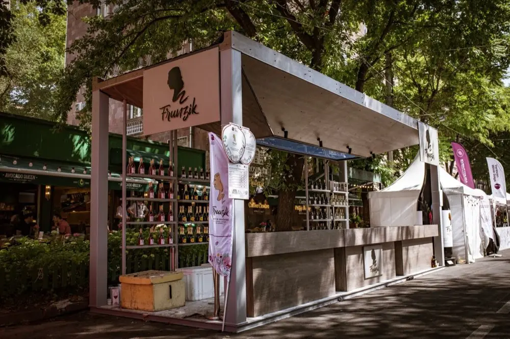 แผงร้านค้า pop-up ชั่วคราวในตลาดนัดกำลังจัดของก่อนเปิดขาย