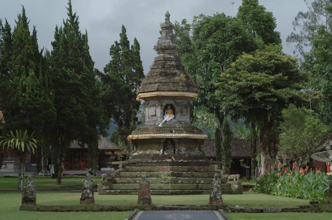 หิ้งพระขนาดเล็กติดผนังในคอนโดพื้นที่จำกัด จัดวางเรียบร้อย