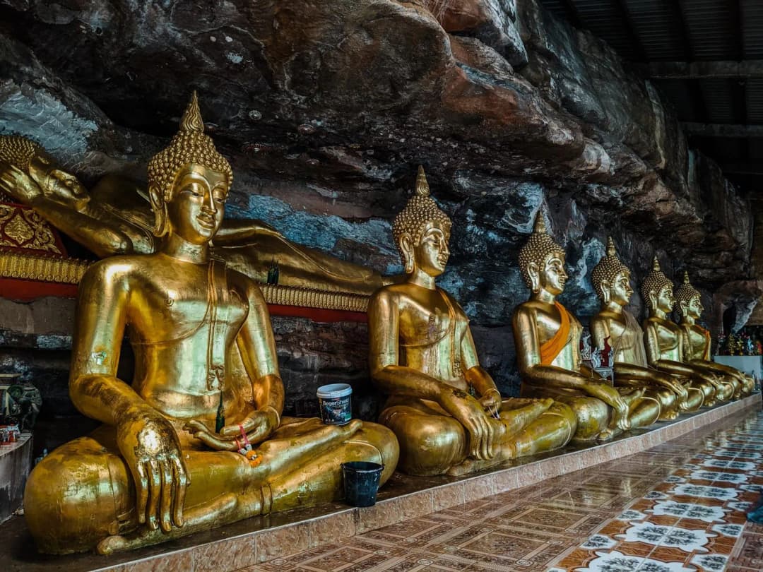 หิ้งพระขนาดเล็กตั้งอยู่มุมห้องคอนโดพร้อมพระพุทธรูปและดอกไม้บูชา