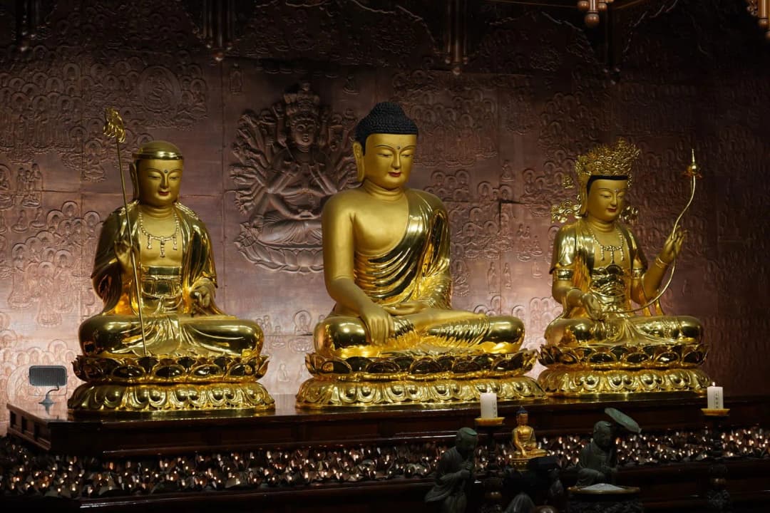 คนกำลังจัดวางพระพุทธรูปและของบูชาบนชั้นวางไม้ในห้องคอนโดขนาดเล็ก