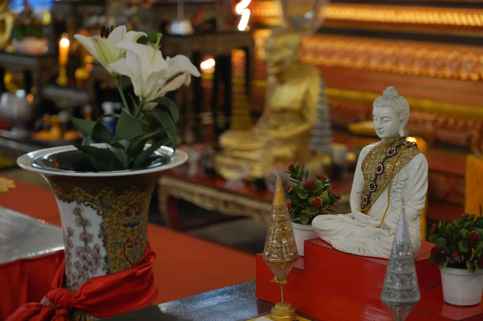 มุมห้องพระขนาดเล็กในคอนโดที่จัดวางพระพุทธรูปและเครื่องบูชาอย่างเป็นระเบียบ
