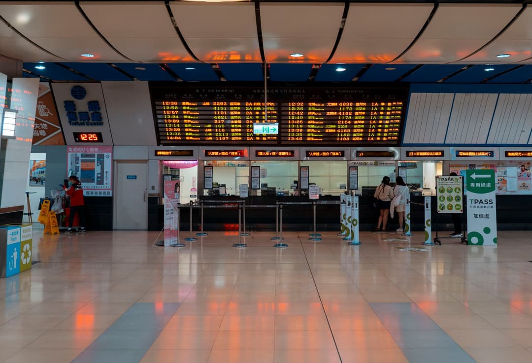 เครื่องกดบัตรคิวออกใบเลขคิวในธนาคาร