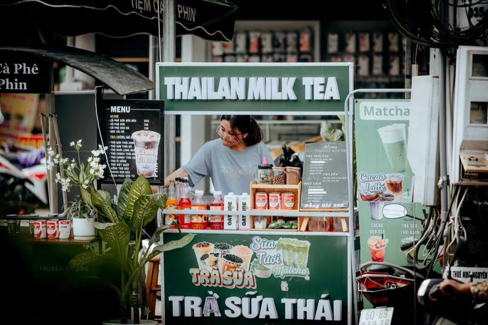 ป้ายร้านค้าท้องถิ่นในตลาดต่างจังหวัดเขียนด้วยตัวอักษรไทยแบบพื้นบ้าน