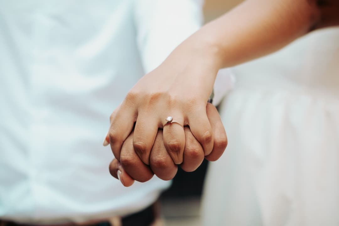 มือสองคู่ที่จับกันเบา ๆ สื่อถึงการเริ่มความสัมพันธ์ใหม่อย่างระมัดระวัง