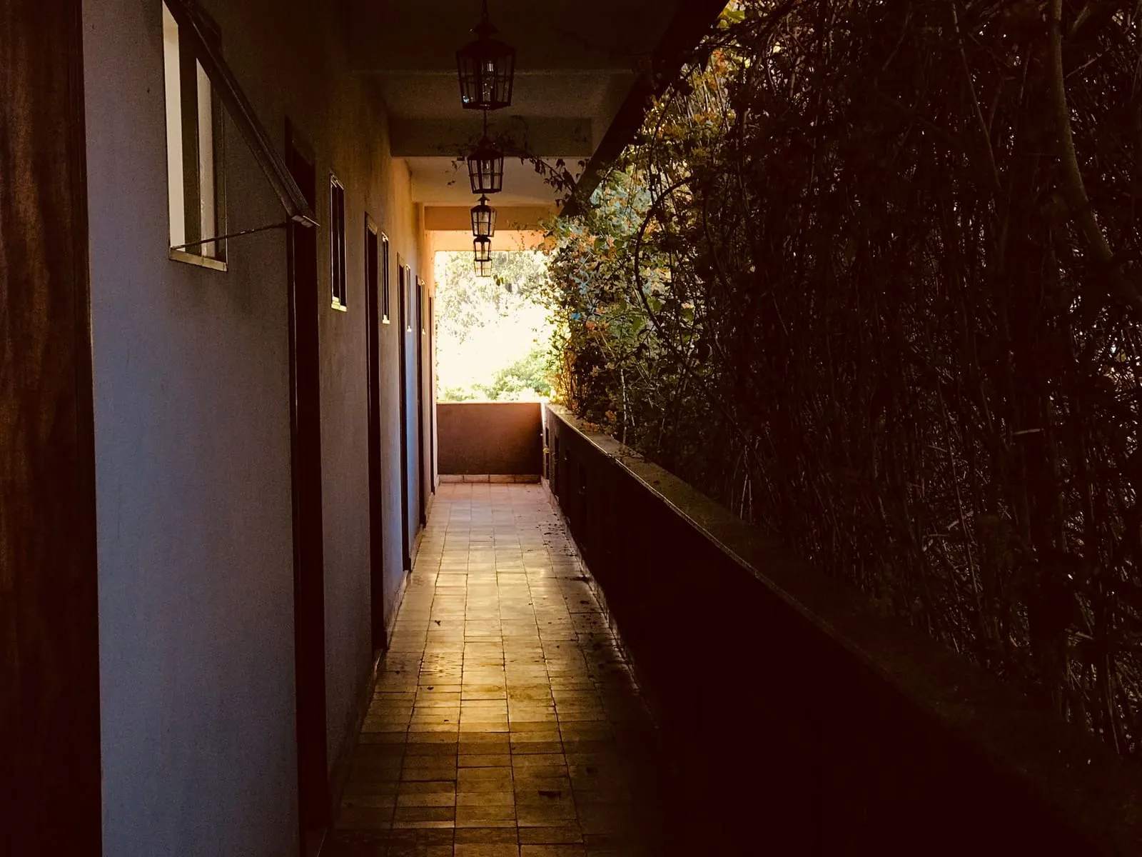 ทางเดินในร้านอาหารที่จัดโต๊ะเรียบร้อยไม่กีดขวางทางเดิน