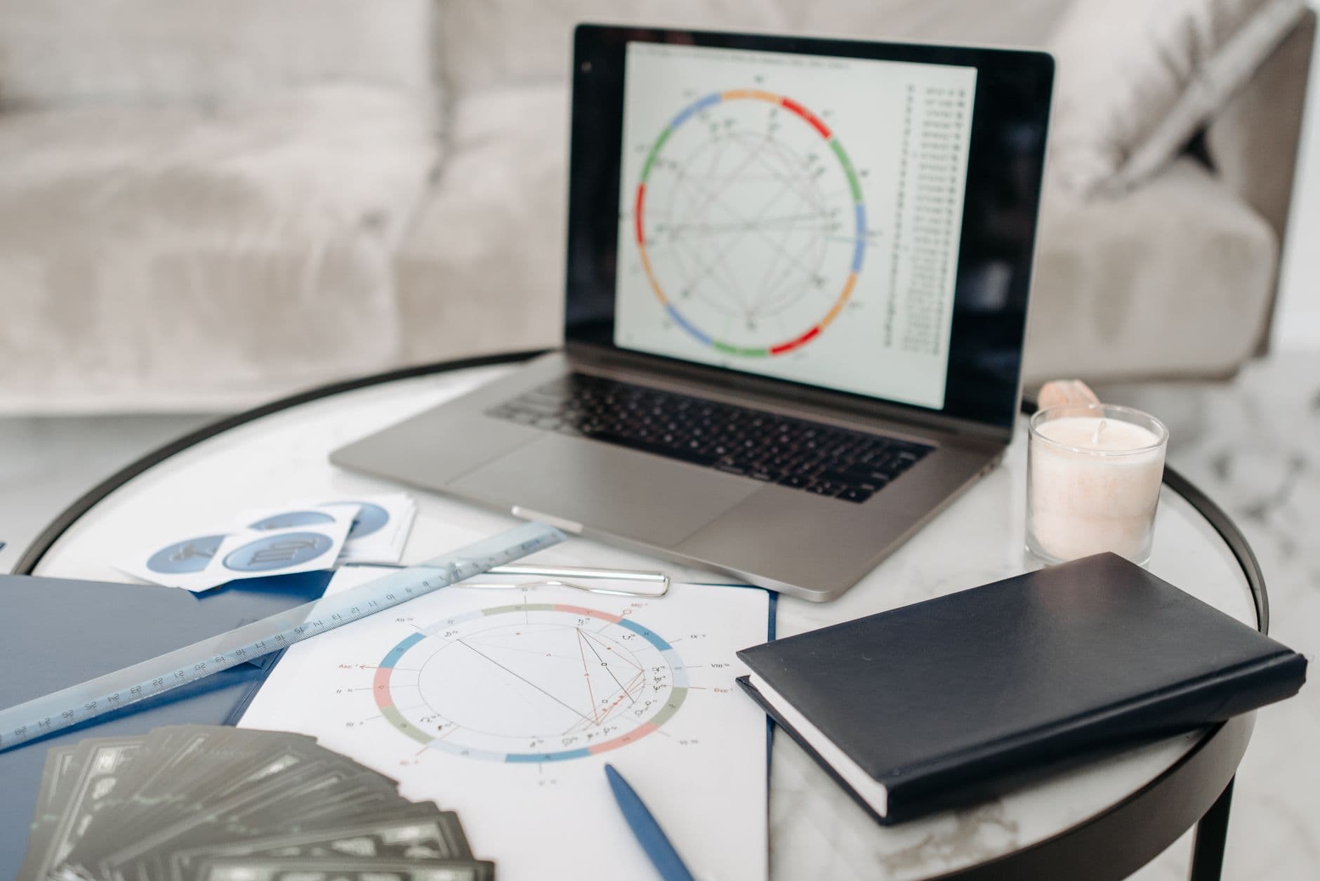 ภาพประกอบดาวเคราะห์และสัญลักษณ์ราศีทั้งสิบสองเรียงอยู่รอบวงแผนภูมิดวงชะตา