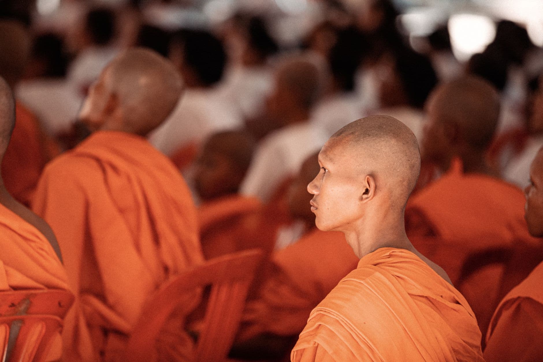 พระสงฆ์ประกอบพิธีสะเดาะเคราะห์ต่อชะตาที่วัดพร้อมเครื่องบูชา