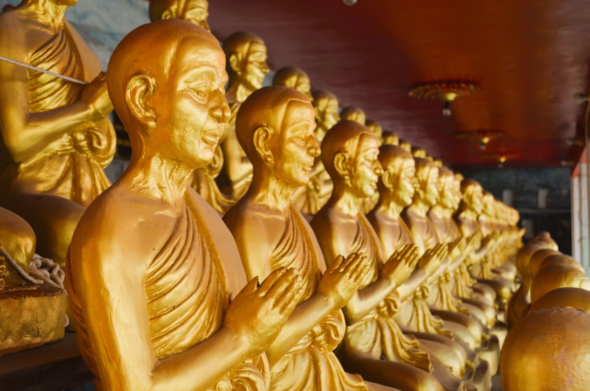รูปปั้นพระสังกัจจายน์พร้อมป้ายข้อความแก้ไขความเข้าใจผิดในศาลเจ้า