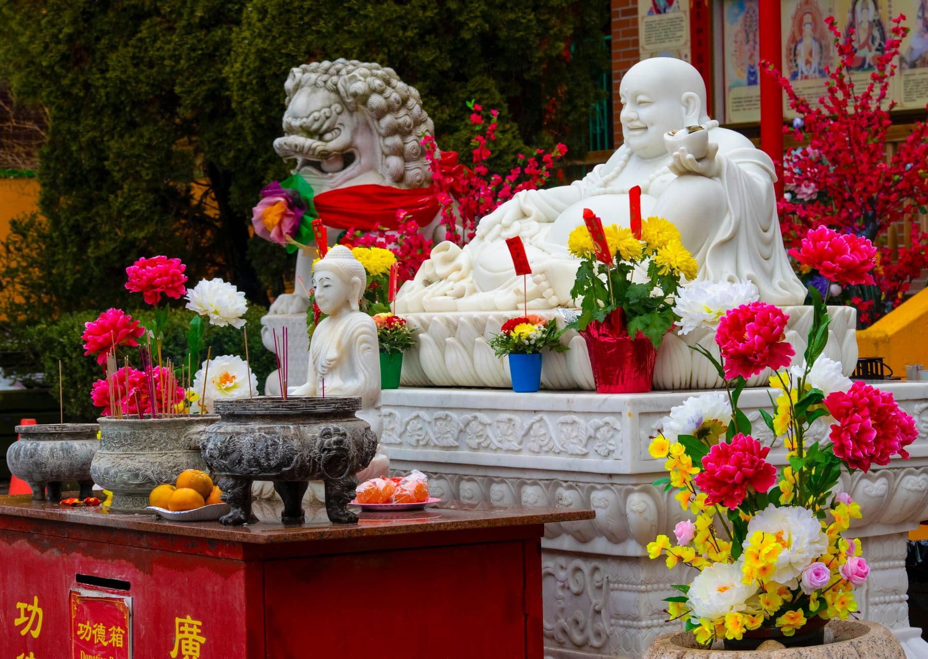 ของไหว้มงคลจัดวางบนโต๊ะบูชาพระสังกัจจายน์