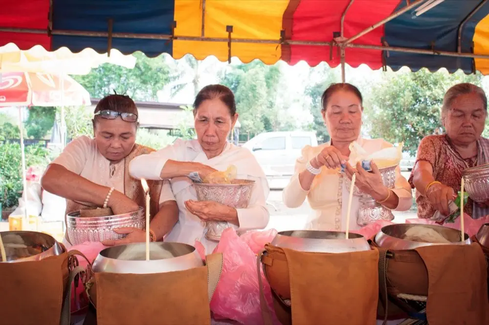ขนมกระยาสารทและของไหว้ในบุญเดือนสิบวางบนถาด