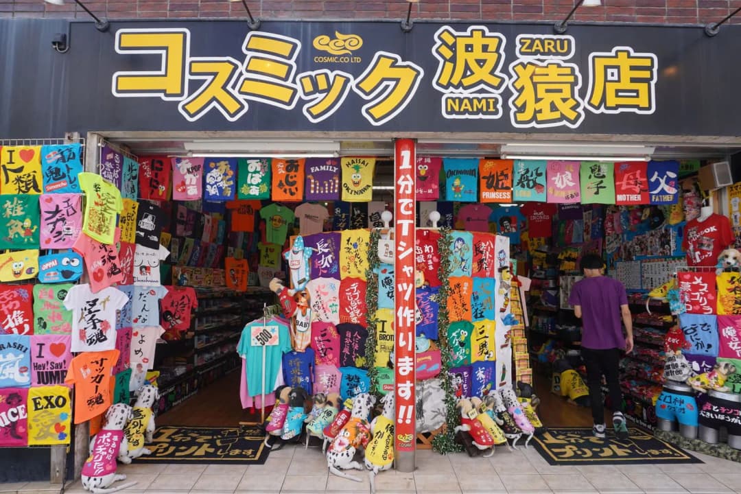 แผ่นตัวอย่างสีโลโก้ร้านค้าหลายเฉดวางเทียบกันบนโต๊ะออกแบบ