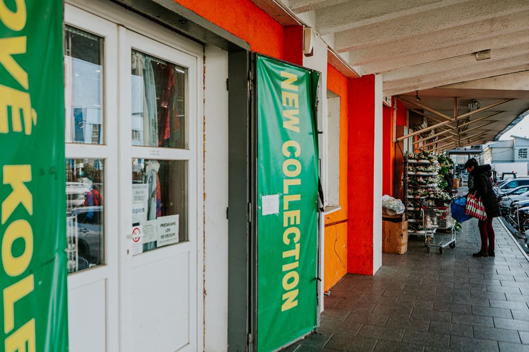 ป้ายร้านค้าใหม่กำลังถูกติดตั้งทับป้ายเดิมระหว่างการรีแบรนด์