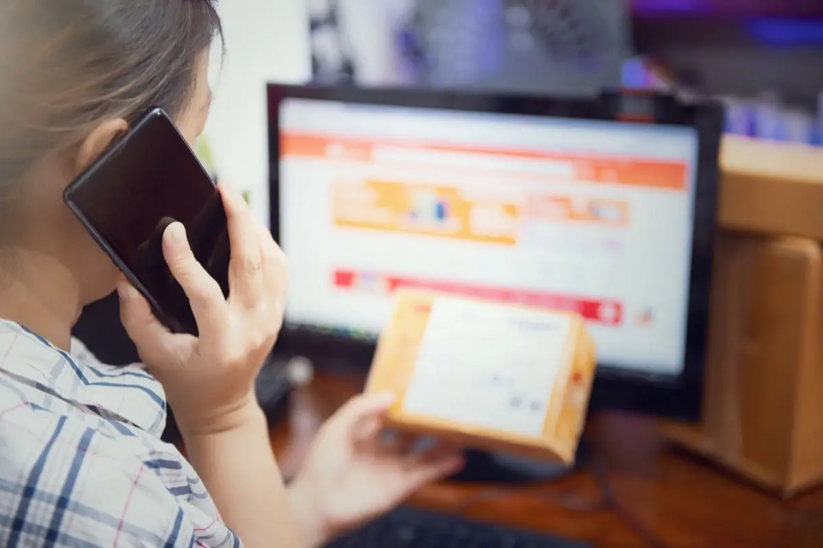 คนทำงานหน้าคอมพิวเตอร์กำลังจัดการร้านค้าออนไลน์แบบ dropshipping