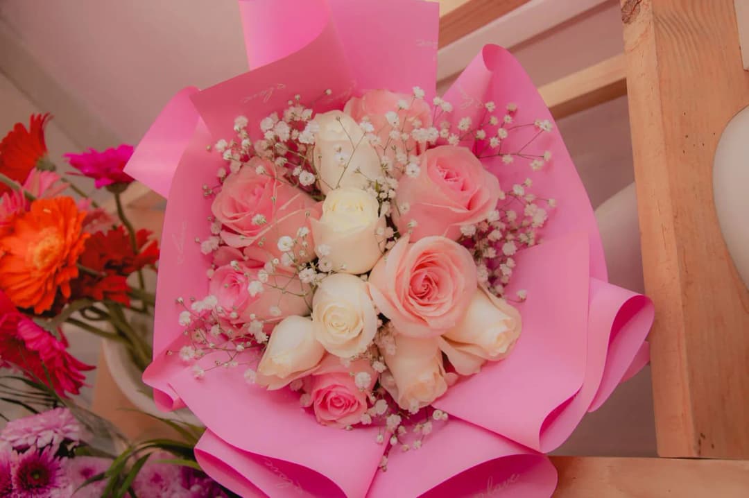 ของขวัญเปิดร้านห่อสวยงามวางเรียงพร้อมป้ายราคาระดับพันบาท