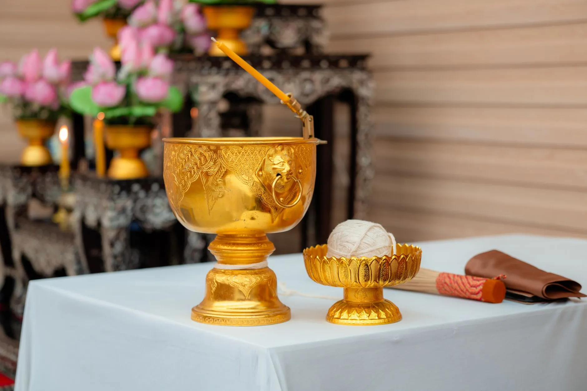 โต๊ะของไหว้เปิดร้านจัดวางผลไม้และดอกไม้