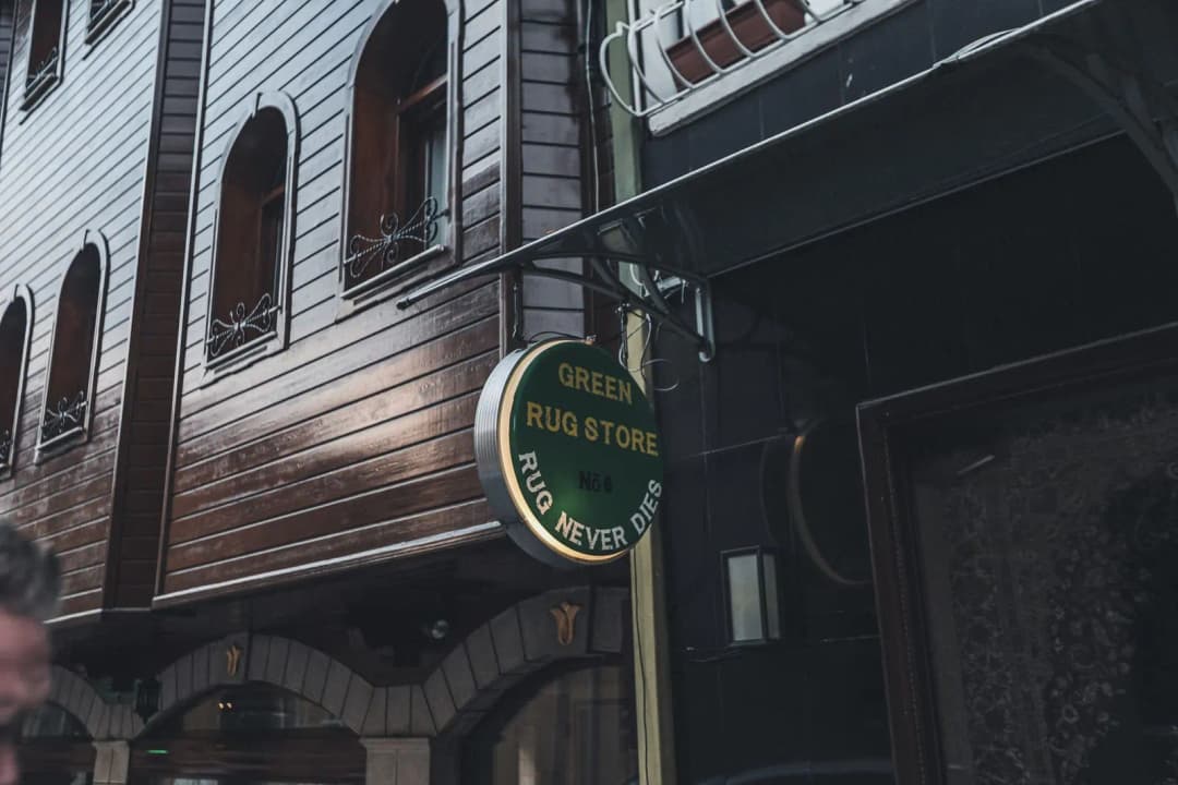ป้ายร้านค้าติดตั้งเหนือทางเข้าพร้อมไฟส่องสว่างยามค่ำคืน