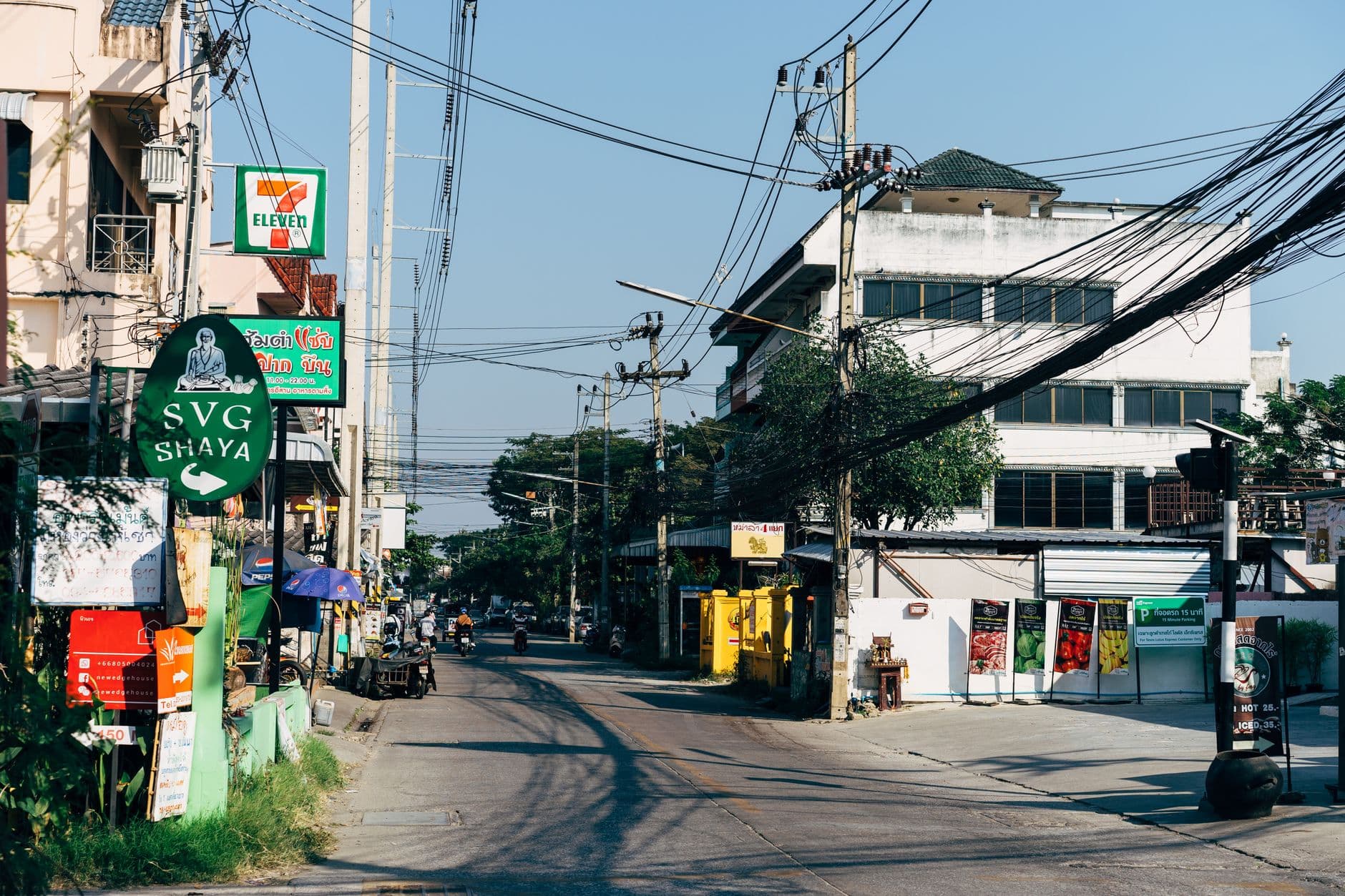 ป้ายร้านค้าไทยติดตั้งอยู่หน้าร้านริมถนน