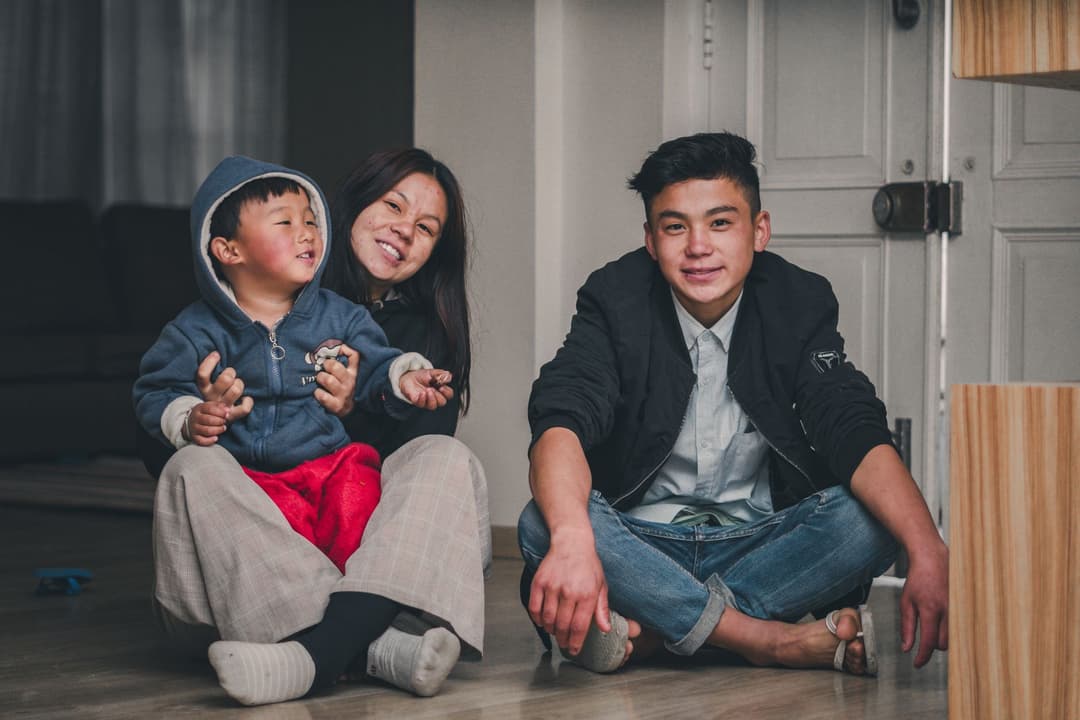 พี่น้องนั่งคุยกันอย่างอบอุ่นในบ้าน
