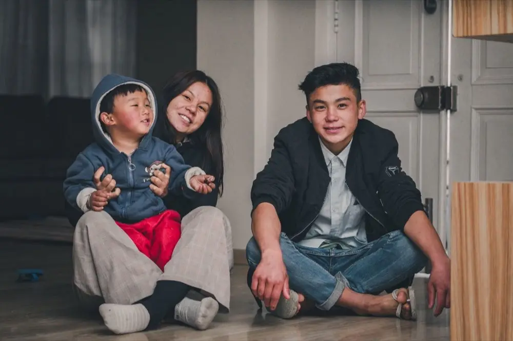 พี่น้องนั่งคุยกันอย่างอบอุ่นในบ้าน
