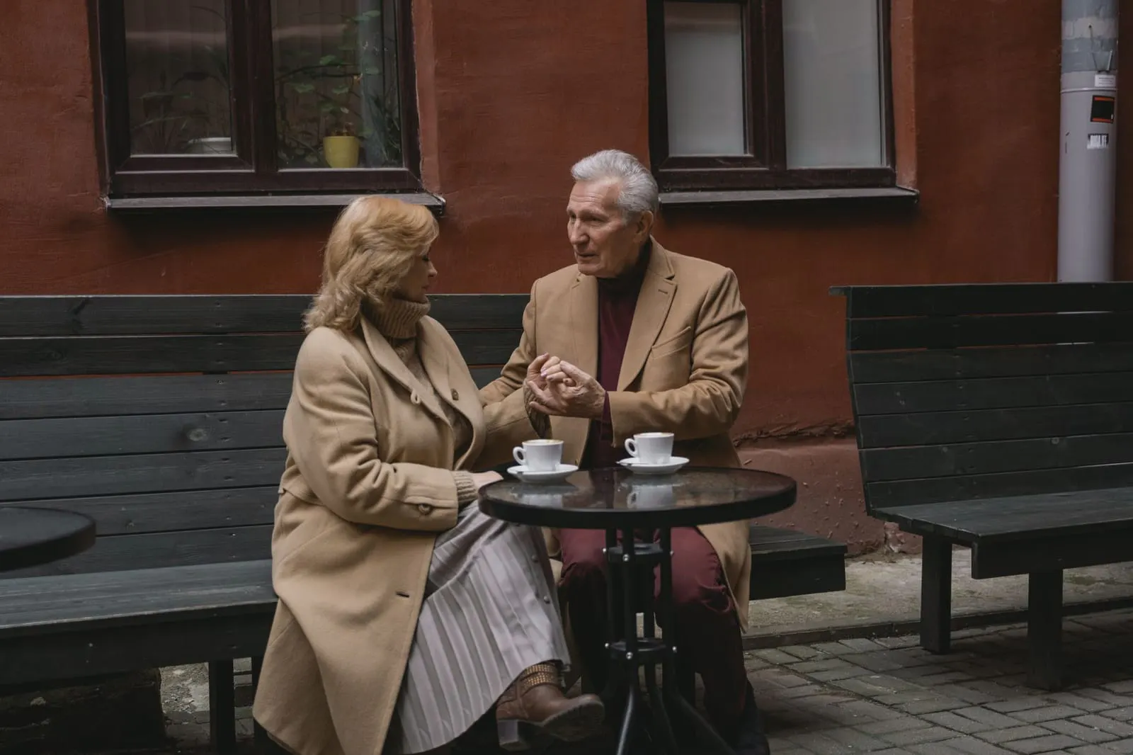คู่หนุ่มสาวนั่งคุยกันในร้านกาแฟบรรยากาศอบอุ่น